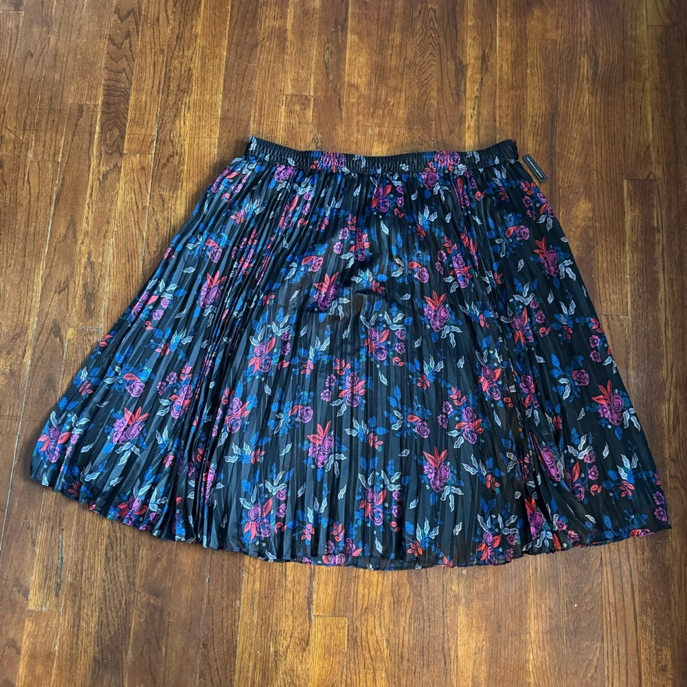 NWOT Halogen dark floral stretch waist just above the knee skirt